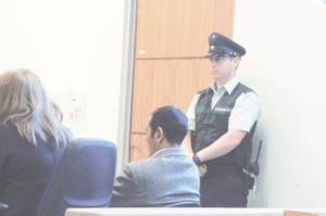Amenazó a su madre de quemarla viva