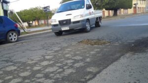 Hoyos de calle Balmaceda y España fueron “reparados” con tierra y pasto