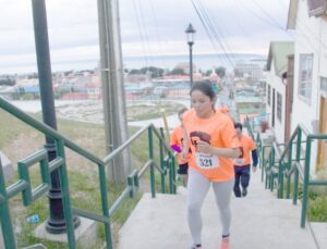 Más de 100 deportistas desafiaron anoche las pruebas de la tercera edición del Cross City Punta Arenas