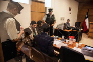 Dos adultos y un adolescente formalizados por asaltar a un cliente cuando salía de local nocturno
