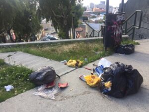 La basura se toma los alrededores del turístico Cerro de la Cruz