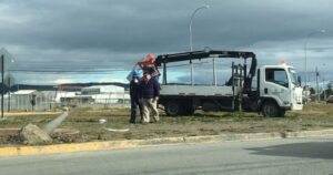 Conductor derribó poste en Avenida Bulnes y se dio a la fuga