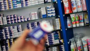 ISP advierte sobre riesgos de automedicación por estrés