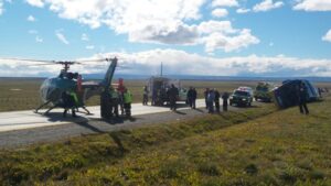 En helicóptero trasladaron a Punta Arenas a chofer de bus que se accidentó por temporal de viento