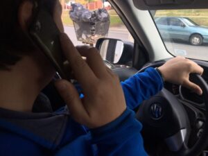 Manejar usando celular empieza a desplazar al alcohol como causa de accidentes de tránsito