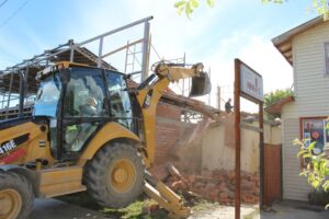 Colapso de un muro dejó a mujer lesionada