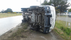 Conductor de camión Porter volcó en sector Tres Puentes