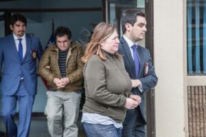A Santiago trasladan a pareja requerida desde Argentina por trata de personas