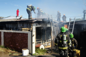 Incendio destruye casa y deja damnificados a madre e hijo