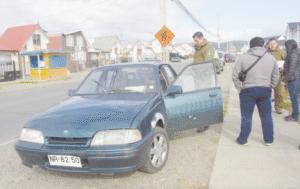Roban auto y lo abandonan con daños en sitio eriazo