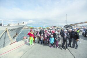 Ganadores del concurso de pintura “Magallanes pinta su mar” disfrutaron de paseo en barco