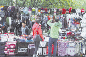 Artesanos de la plaza están inquietos por posible desalojo