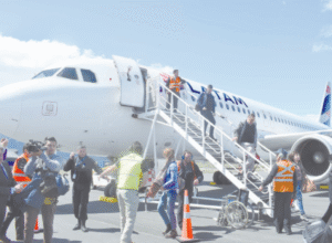 Natalinos recibieron masivamente primer vuelo Latam y alcalde pidió continuidad en itinerarios