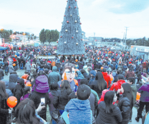 “Hágase la luz” dijeron cientos de magallánicos a los pies del Árbol de Navidad en Avenida Bulnes