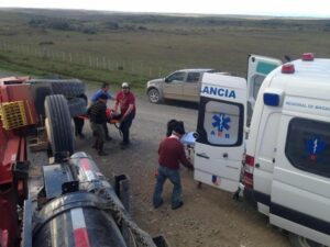 A Punta Arenas trasladan a camionero lesionado grave que ayer volcó en Tierra del Fuego