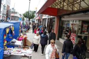 Cotillón, ropa interior amarilla y espigas: lo más comercializado en la previa del Año Nuevo