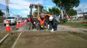Tránsito utiliza mil 200 adocretos para reparar el resalto levantado