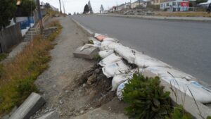 Rotura de soleras favorece socavamiento de la calzada