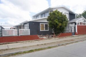 Falla mecánica terminó con vehículo  incrustado en portón de vivienda