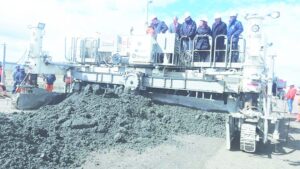 Comenzó anhelada  pavimentación de ruta  Porvenir - Manantiales