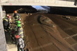 Unidades de emergencia rescataron a hombre que cayó al lecho del Río de las Minas