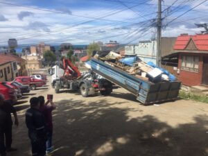 Digno de destacar: vecinos de calle Waldo Seguel limpiaron la basura de su calle