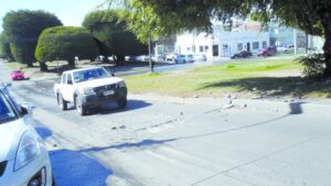 Zanja en el pavimento amenaza el paso de peatones y automovilistas por Avda. Colón