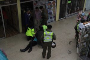 Violenta agresión al interior de céntrica galería termina con auxiliar de aseo lesionado