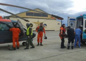 Helicóptero naval apoyó evacuación médica  de ciudadano francés desde isla Madre de Dios