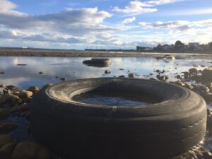 La gente continúa arrojando basura en la costanera del Estrecho afeando el paisaje natural
