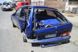 Persecución terminó con millonarios daños provocados por conductor en Barrio Prat