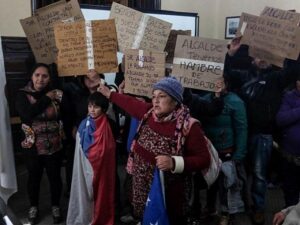 Trabajadores cesantes irrumpieron en el Concejo Municipal de Punta Arenas