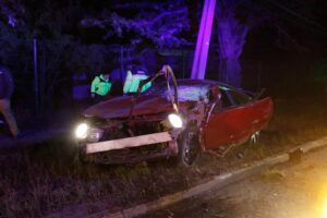Conductor y acompañante graves tras  violento choque contra poste de luz
