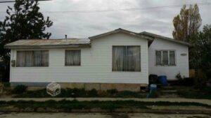 Jóvenes engañados por mujer que les cobró garantía por arriendo y nunca entregó la casa
