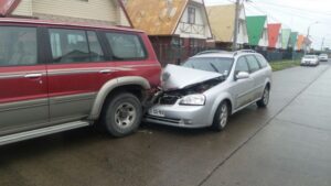 Conductor ebrio impactó contra auto  estacionado y dejó millonarios daños
