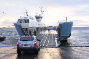 Fuerte oleaje obligó a suspensión temporal del servicio de ferry, en Primera Angostura