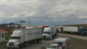 Trabajadores de Aduanas cerraron ayer pasos fronterizos a camiones