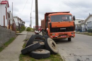 Neumáticos en plena calle y chatarra al por mayor en población El Pingüino