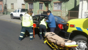 Pasajera resultó lesionada tras participar en colisión de colectivo con vehículo particular