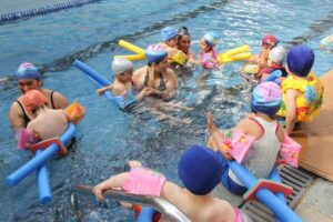 Niños del Jardín Infantil “Laguna azul” de la Junji aprenden a nadar en la Piscina Fiscal de Punta Arenas