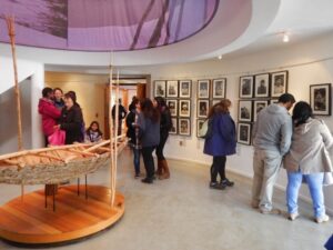 Exposición fotográfica de pueblos originarios llega a Puerto Williams