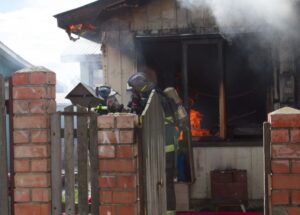 Incendio arrasa con vivienda afortunadamente solo deja pérdidas materiales