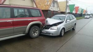 Chofer ebrio chocó vehículo estacionado