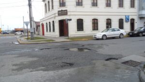 Hoyos de pavimentos  asfaltados necesitan urgente uso de máquina bacheadora