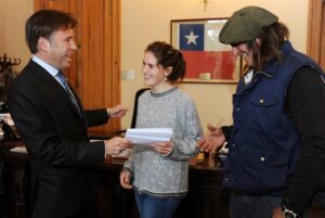 Jinete Carla Roehrs recibió apoyo de alcaldía para participar en campeonato de jineteada en Argentina