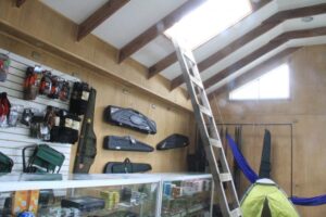 Ladrón ingresó a local de pesca para  sustraer tres rifles; su actuar quedó  registrado en las cámaras de seguridad