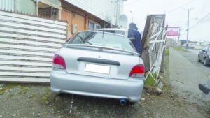 Conductor ebrio se estrelló  contra cerco de vivienda
