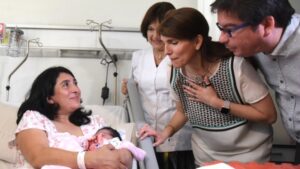 Visitan a la primera guagua nacida  en 2017 en la Región Metropolitana