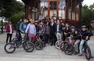 Alcalde atendió inquietudes de jóvenes bikers en la plaza