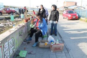 Vecinos de Seno Almirantazgo decoran con mosaicos las jardineras de nueva plazoleta